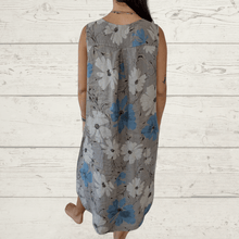 Cargar imagen en el visor de la galería, Vestido de lino Italiano estampado un botón, fondo taupe
