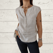 Cargar imagen en el visor de la galería, Blusa de lino Italiano tres botones, color beige
