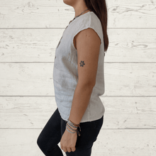 Cargar imagen en el visor de la galería, Blusa de lino Italiano tres botones, color beige
