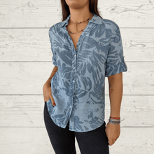 Cargar imagen en el visor de la galería, Blusa de lino Italiano estampado dos colores, fondo celeste
