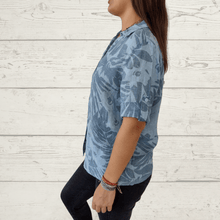 Cargar imagen en el visor de la galería, Blusa de lino Italiano estampado dos colores, fondo celeste

