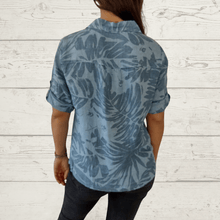 Cargar imagen en el visor de la galería, Blusa de lino Italiano estampado dos colores, fondo celeste

