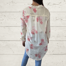 Cargar imagen en el visor de la galería, Blusa Indú bordada, color blanco invierno con rosados
