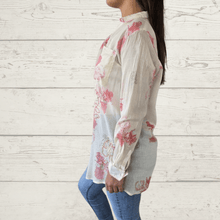Cargar imagen en el visor de la galería, Blusa Indú bordada, color blanco invierno con rosados
