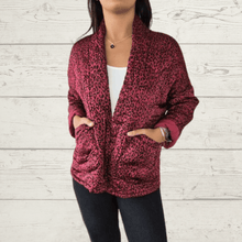 Cargar imagen en el visor de la galería, Chaqueta Italiana Animal Print, fondo Rojo Oscuro
