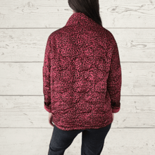 Cargar imagen en el visor de la galería, Chaqueta Italiana Animal Print, fondo Rojo Oscuro

