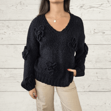 Cargar imagen en el visor de la galería, Sweater Flores Crochet, color Negro
