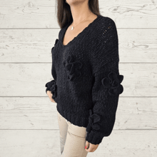 Cargar imagen en el visor de la galería, Sweater Flores Crochet, color Negro
