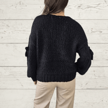 Cargar imagen en el visor de la galería, Sweater Flores Crochet, color Negro
