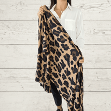 Cargar imagen en el visor de la galería, Bufanda Italiana Animal Print, fondo Camel
