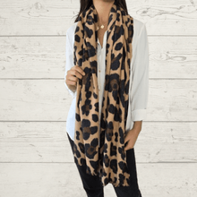 Cargar imagen en el visor de la galería, Bufanda Italiana Animal Print, fondo Camel
