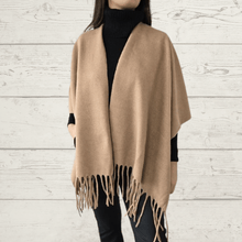 Cargar imagen en el visor de la galería, Poncho un color, color Camel
