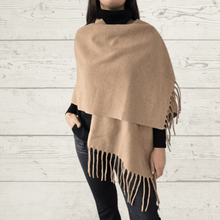 Cargar imagen en el visor de la galería, Poncho un color, color Camel
