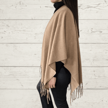 Cargar imagen en el visor de la galería, Poncho un color, color Camel
