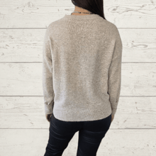 Cargar imagen en el visor de la galería, Sweater básico cuello redondo, color Beige
