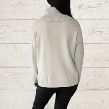 Cargar imagen en el visor de la galería, Sweater Botones, color Blanco Invierno
