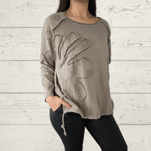 Cargar imagen en el visor de la galería, Polerón Italiano Bordado, color Taupe
