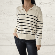 Cargar imagen en el visor de la galería, Sweater Rayado escote en V, fondo Blanco Invierno
