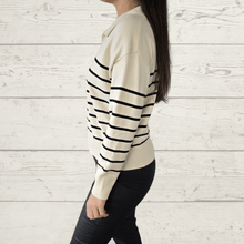 Cargar imagen en el visor de la galería, Sweater Rayado escote en V, fondo Blanco Invierno
