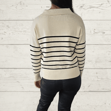 Cargar imagen en el visor de la galería, Sweater Rayado escote en V, fondo Blanco Invierno

