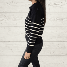 Cargar imagen en el visor de la galería, Sweater rayado escote en V, fondo Negro
