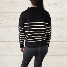 Cargar imagen en el visor de la galería, Sweater rayado escote en V, fondo Negro

