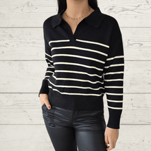 Cargar imagen en el visor de la galería, Sweater rayado escote en V, fondo Negro
