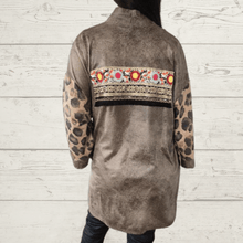 Cargar imagen en el visor de la galería, Chaqueta Italiana estampado Animal Print
