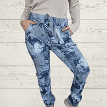 Cargar imagen en el visor de la galería, Pantalón Jogger Italiano estampado, fondo Celeste
