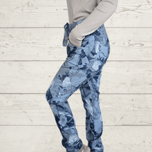 Cargar imagen en el visor de la galería, Pantalón Jogger Italiano estampado, fondo Celeste
