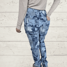 Cargar imagen en el visor de la galería, Pantalón Jogger Italiano estampado, fondo Celeste
