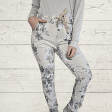 Cargar imagen en el visor de la galería, Pantalón Jogger Italiano estampado, fondo Beige

