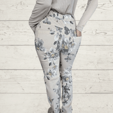 Cargar imagen en el visor de la galería, Pantalón Jogger Italiano estampado, fondo Beige
