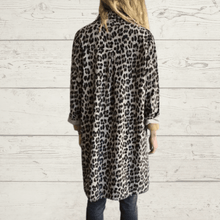Cargar imagen en el visor de la galería, Blusa / Vestido Italiano animal print, fondo Taupe

