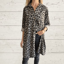 Cargar imagen en el visor de la galería, Blusa / Vestido Italiano animal print, fondo Taupe
