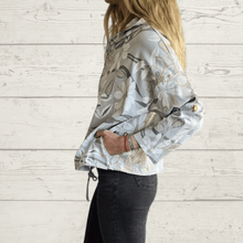Cargar imagen en el visor de la galería, Chaqueta Italiana estampada, fondo Gris
