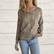 Cargar imagen en el visor de la galería, Sweater Italiano con Dorado, fondo Taupe
