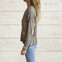 Cargar imagen en el visor de la galería, Sweater Italiano con Dorado, fondo Taupe
