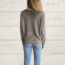 Cargar imagen en el visor de la galería, Sweater Italiano con Dorado, fondo Taupe
