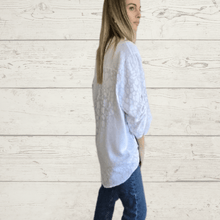 Cargar imagen en el visor de la galería, Blusa Italiana estampada, Fondo blanco
