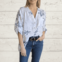 Cargar imagen en el visor de la galería, Blusa Italiana estampada, fondo Blanco
