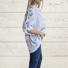 Cargar imagen en el visor de la galería, Blusa Italiana estampada, fondo Blanco
