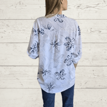 Cargar imagen en el visor de la galería, Blusa Italiana estampada, fondo Blanco
