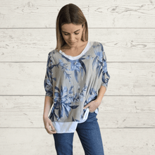 Cargar imagen en el visor de la galería, Sweater Italiano estampado con polera, fondo Taupe
