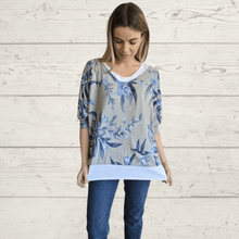 Cargar imagen en el visor de la galería, Sweater Italiano estampado con polera, fondo Taupe
