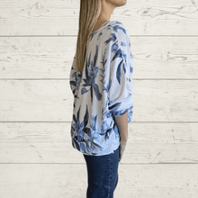 Cargar imagen en el visor de la galería, Sweater Italiano estampado flores con polera, fondo Blanco
