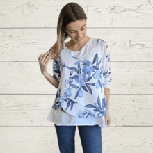 Cargar imagen en el visor de la galería, Sweater Italiano estampado flores con polera, fondo Blanco
