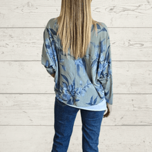 Cargar imagen en el visor de la galería, Sweater Italiano estampado con polera, fondo Verde
