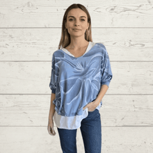 Cargar imagen en el visor de la galería, Sweater Italiano estampado con polera blanca, fondo Celeste
