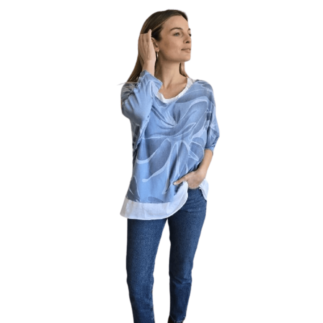 Sweater Italiano estampado con polera blanca, fondo Celeste